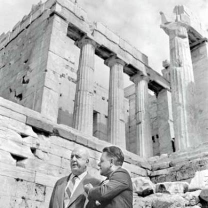 Foto di Dimitris Papadimos. Giorgos Katsimbalis e Lawrence Durrell fotografati al Partenone nel 1962.